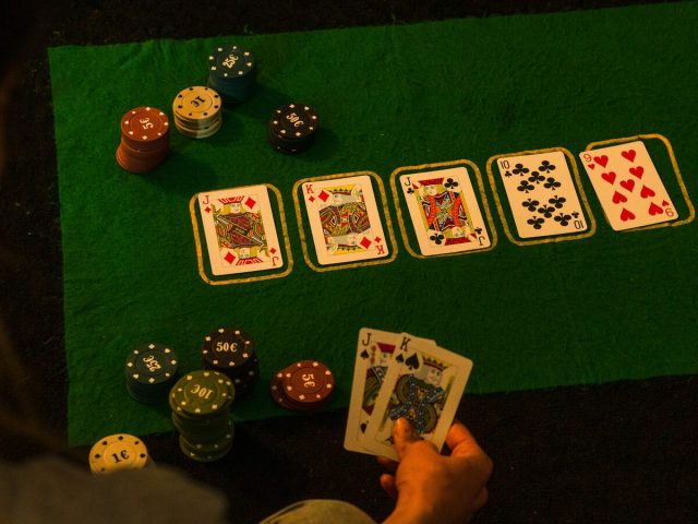 Rozgrywka przy stole z żetonami i kartami